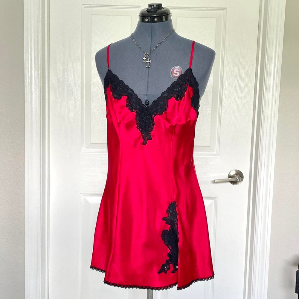 Vampy red slip dress
Frederick's of Hollywood vampy vintage slip dress
